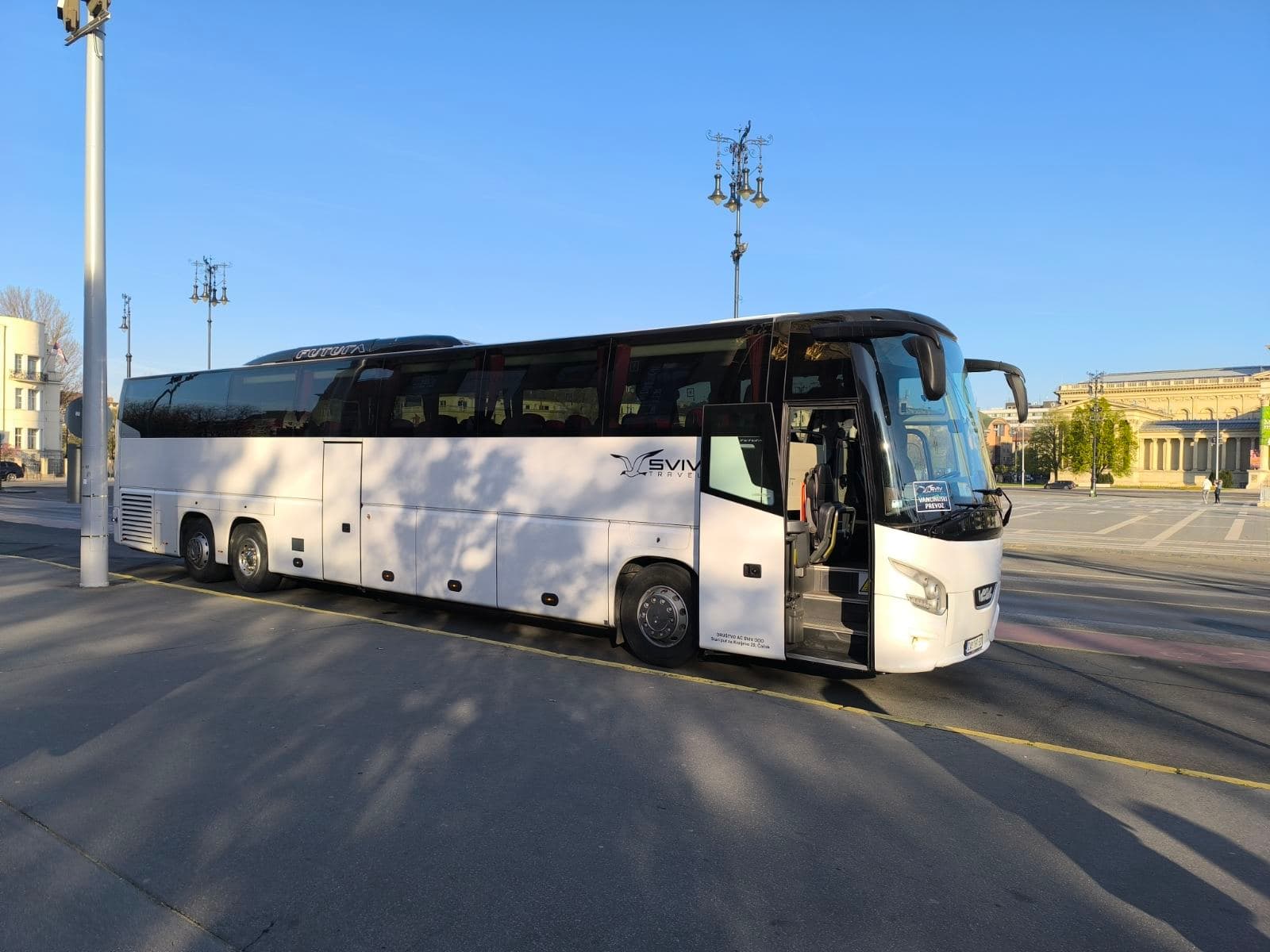 Autobus na gradskom trgu