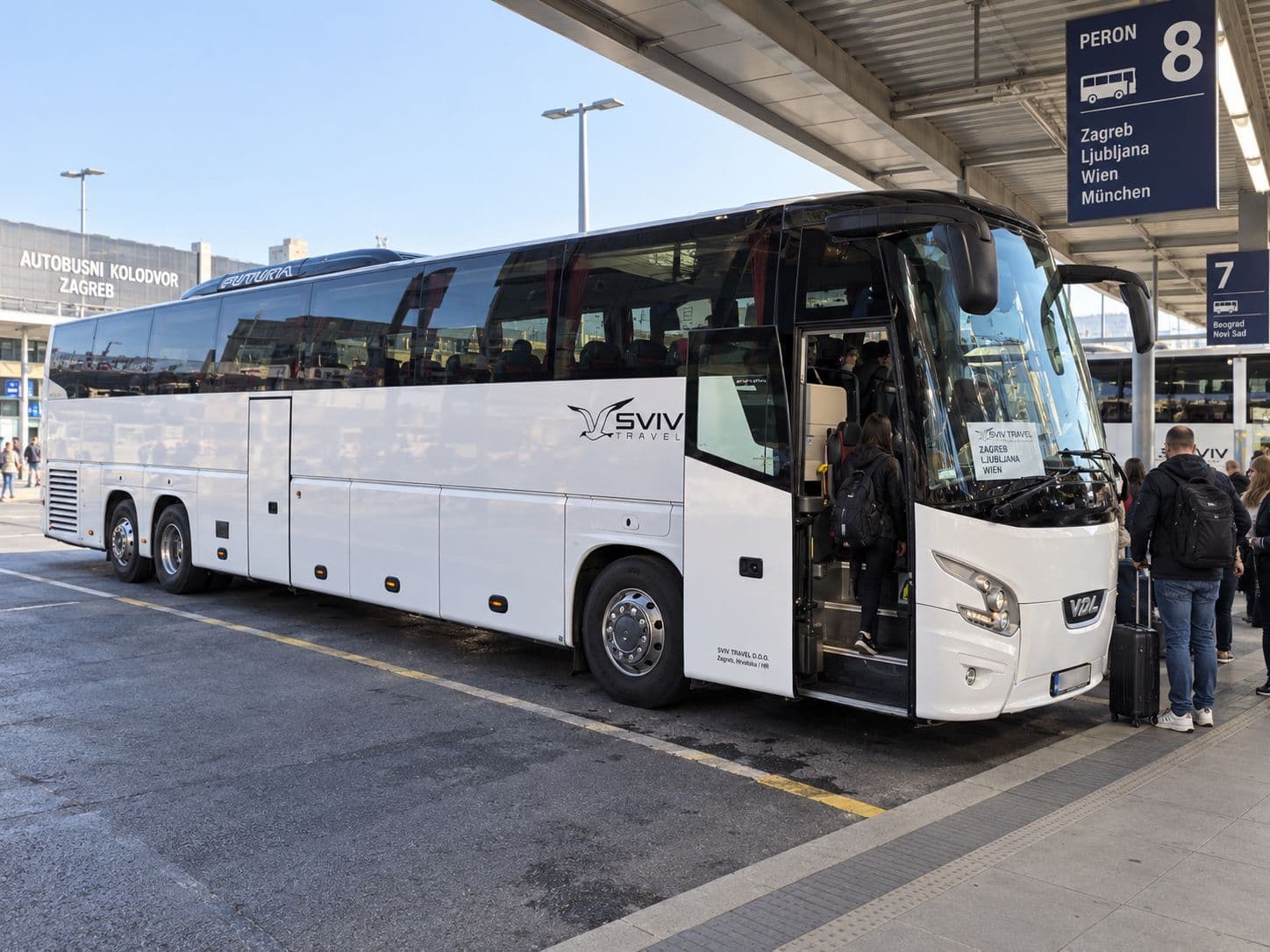 Autobus na peronu pred polazak