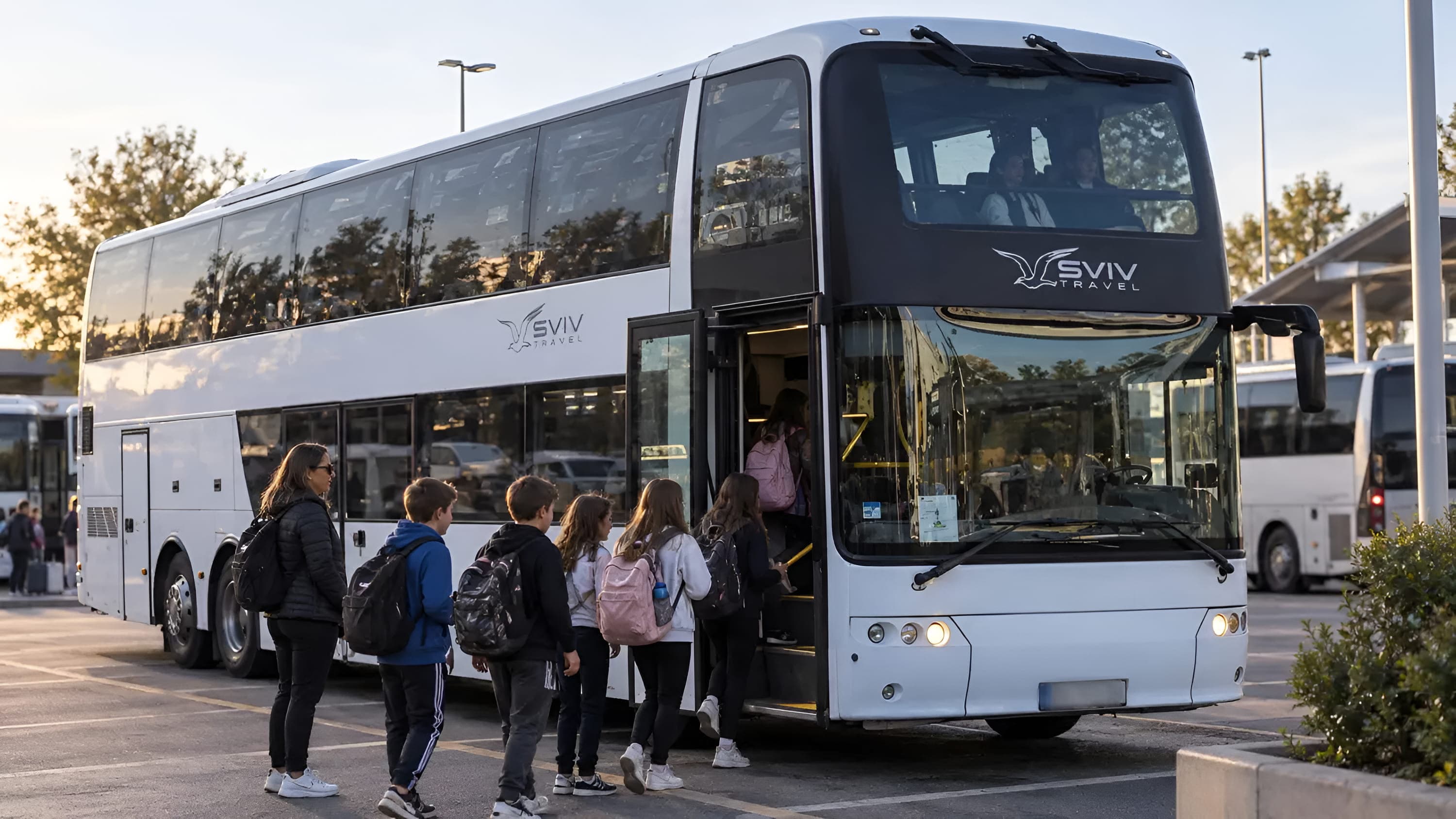 Učenici sa pratiocem ulaze u SVIV Travel autobus