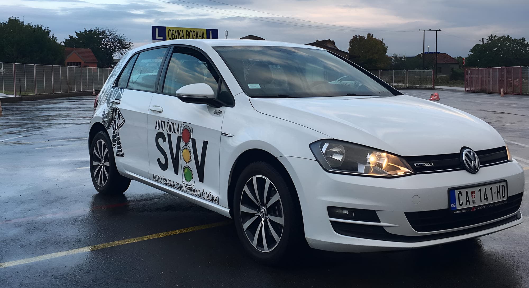 Vozilo auto škole SVIV na poligonu u Čačku