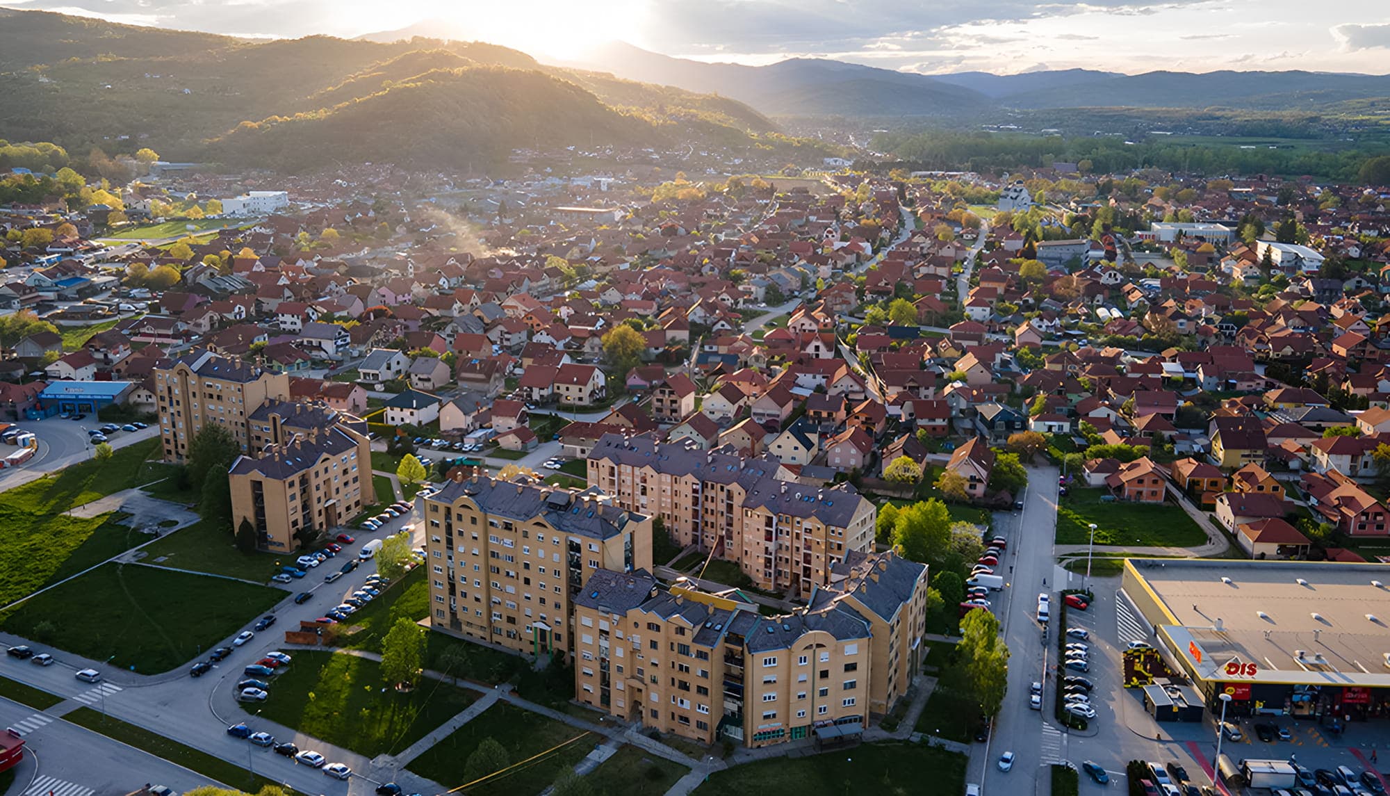 Pogled iz vazduha na Čačak u zalazak sunca